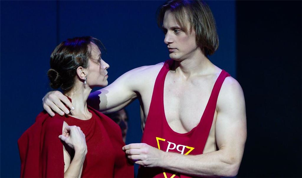 Edvin Revazov tanzt als Gast in Stuttgart. In „Anna Karenina“ spielt er an der Seite von Miriam Kacerova die Rolle des Grafen Wronski, die John Neumeier mit ihm gestaltete.