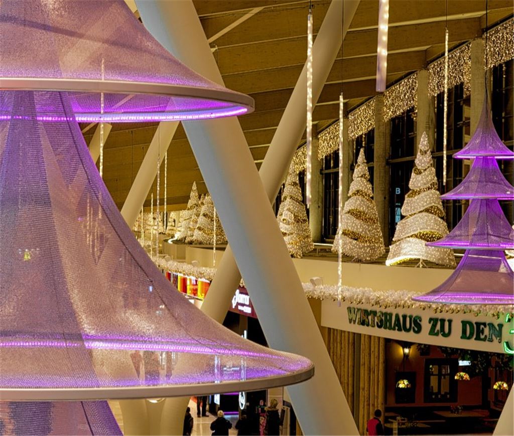 Effektvoll: Die stilisierten Weihnachtsbäume aus dem Ringgeflecht der Firma Münch werden – raffiniert beleuchtet – zu einem Blickfang in der gigantischen Shoppingmall des G3-Resort bei Wien.