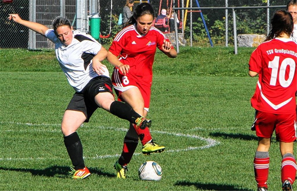 Egzona Morina (Mitte) im Zweikampf. Mit nun drei Treffern ist sie die bis dato erfolgreichste Torschützen in dieser Saison für die SG Nussdorf/Großglattbach. Ihr gestriges Tor aus 30 Metern gehörte zur Kategorie „besonders sehenswert“.