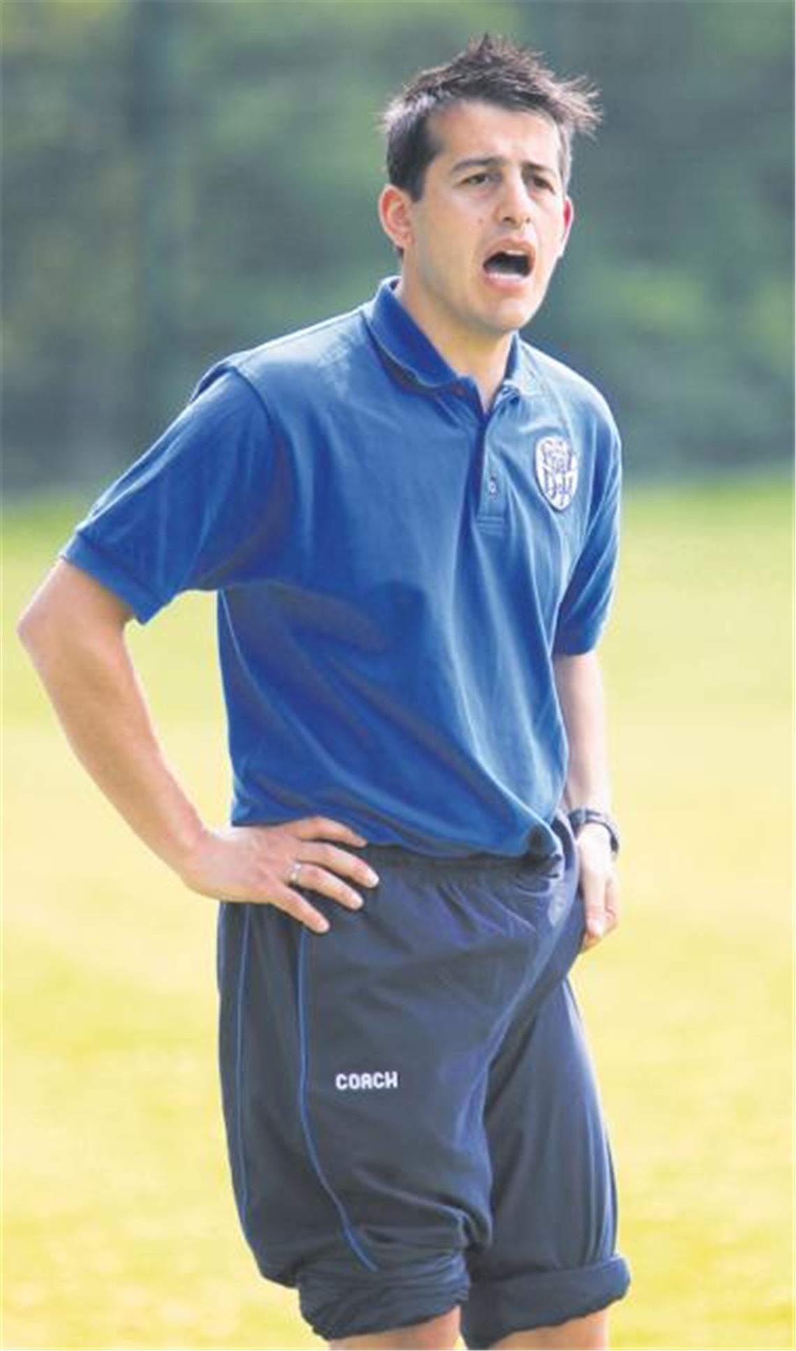 Ehab Ahmads Anfeuerungsrufe verhallen. Seine Elf lässt sich in Königsbach den Schneid abkaufen. Foto: Rubner