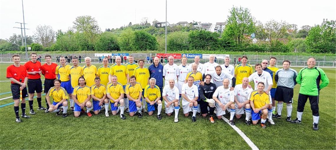 Ehemalige KSC-Profis (weiß) und die Phönix-AH testen den Kunstrasen, der viel Geld gekostet hat. Gönner können Anteile kaufen und dem TSV Lomersheim damit Gutes tun. 