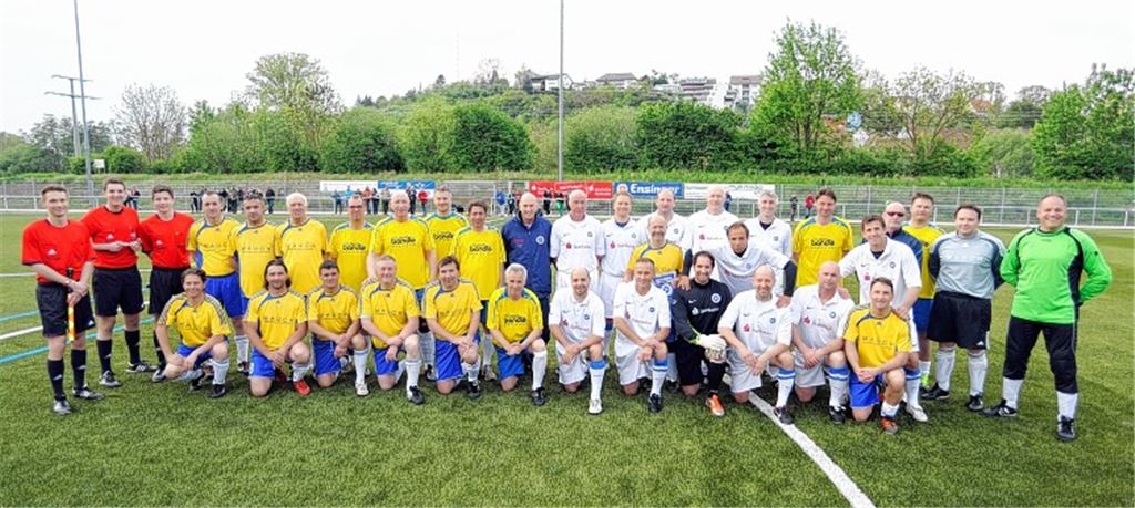 Ehemalige KSC-Profis (weiß) und die Phönix-AH testen den Kunstrasen, der viel Geld gekostet hat. Gönner können Anteile kaufen und dem TSV Lomersheim damit Gutes tun. 