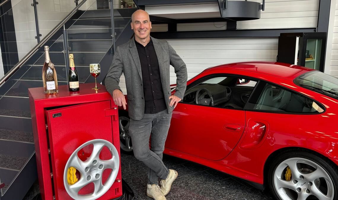 Ehemaliger Mercedes-Mann ohne Berührungsängste mit Porsche: Jürgen Dutko und eines seiner Autos, das ihn zu einer Tresor-Spezialanfertigung inspiriert hat.