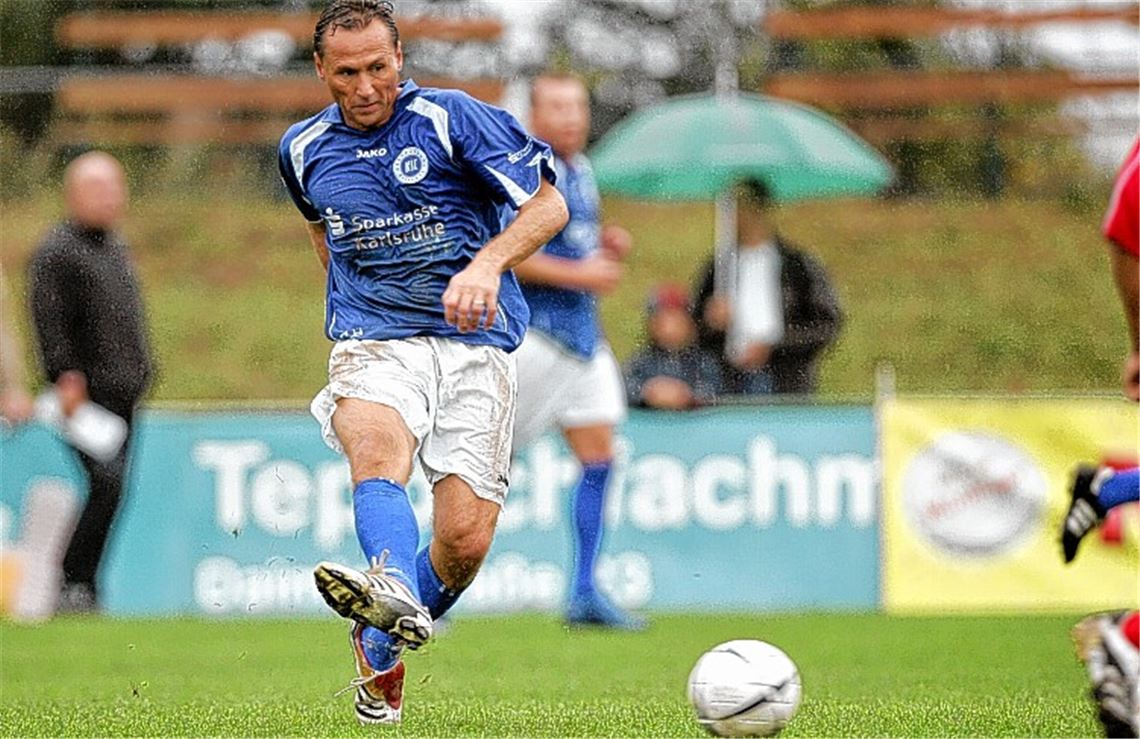 Ehemaliger Phönix-Trainer im Karlsruher Trikot: Mit den KSC-Allstars kehrt Eberhard Carl am Dienstag nach Lomersheim zurück.  Foto: GES-Sportfoto/Markus Gilliar