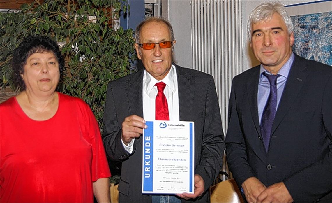 Ehemals Erster Vorsitzender, nun erster Ehrenvorsitzender: Fridolin Bernhart (Mitte) mit seiner Nachfolgerin Gabriele Higer und dem stellvertretenden Vorsitzenden Reinhard Lämmle.