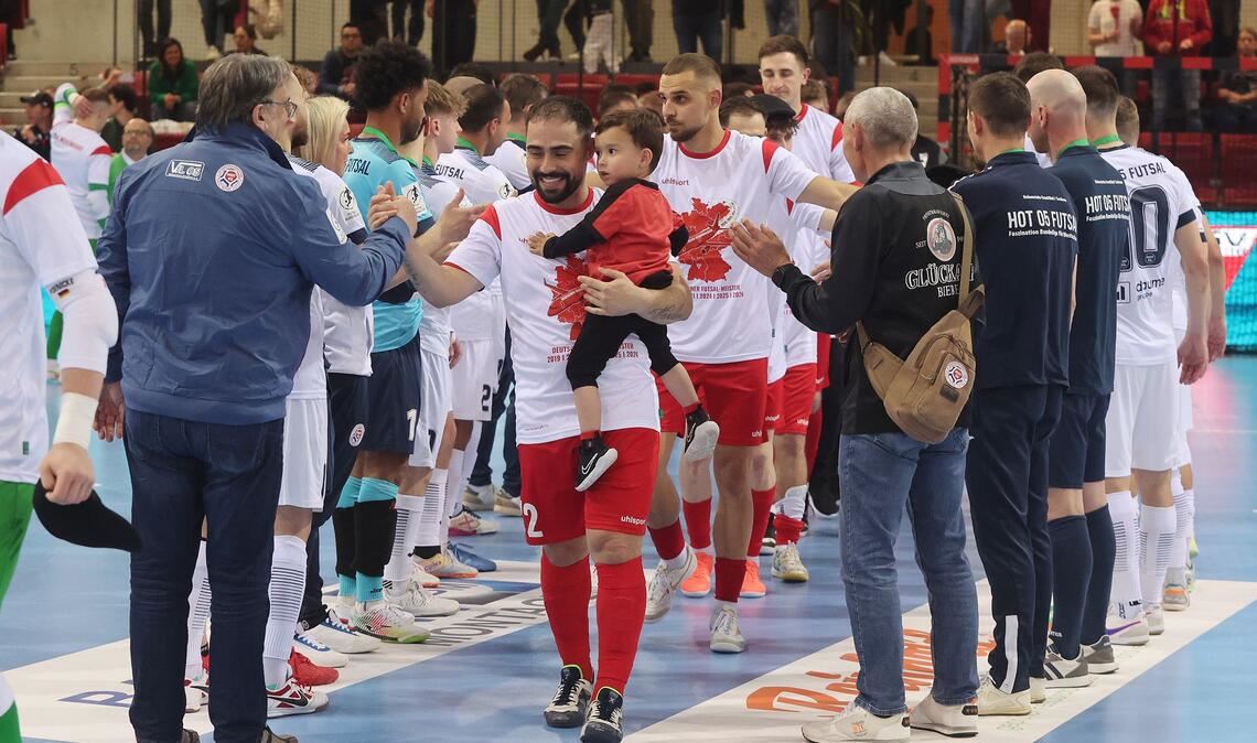 Ehre, wem Ehre gebührt: Kennedy Alves Ribeiro mit Nachwuchs auf dem Arm.