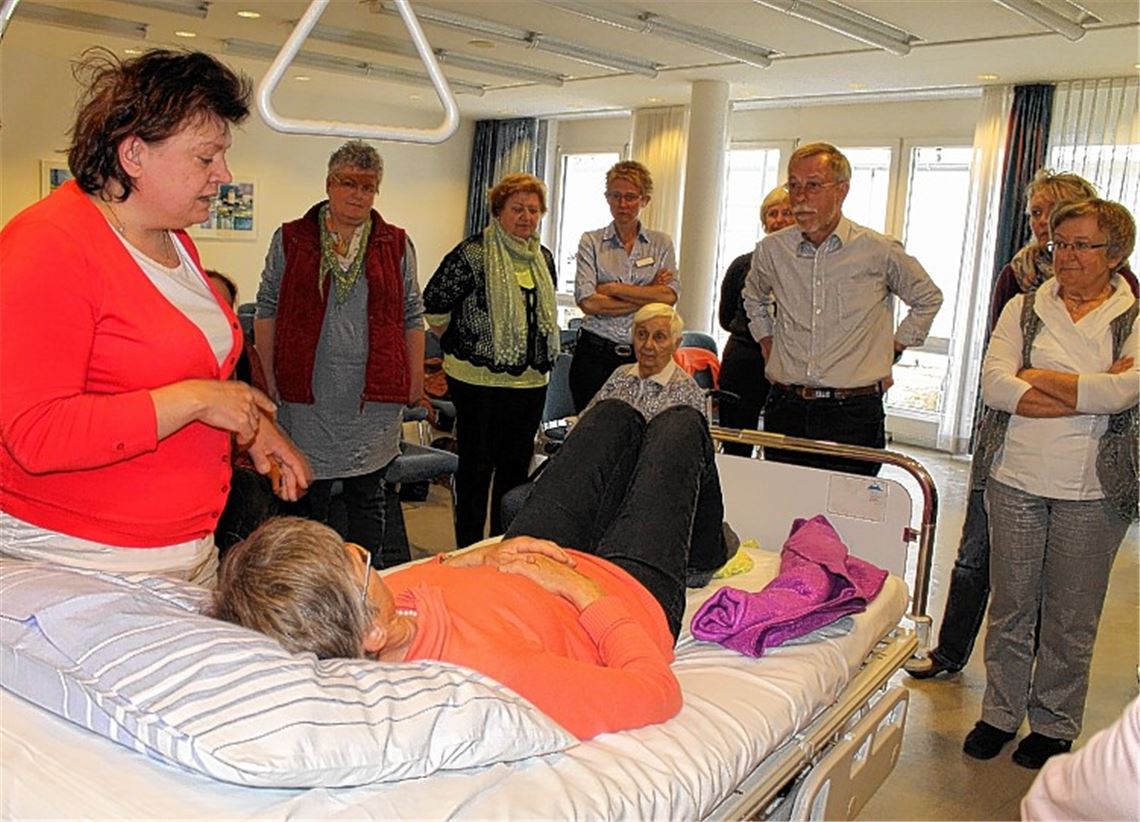 Ehrenamtliche Helfer des Hospizdienstes lassen sich von Jasminka Keck die „kleinen Lageveränderungen“ demonstrieren.