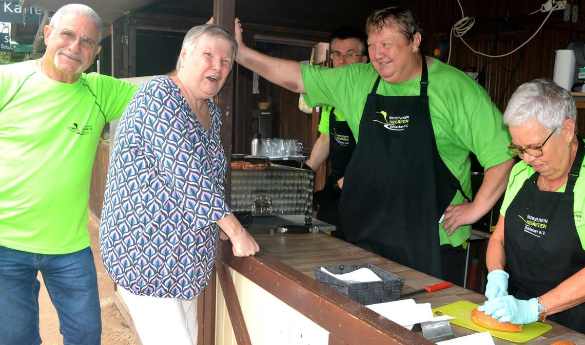 Ehrenamtliche Helferinnen und Helfer bewirten die Kundschaft beim Festival „SommerevEnz“. Bringt die ihre eigene Verpflegung mit, ist das wie ein Schlag ins Gesicht. Foto: Stahlfeld