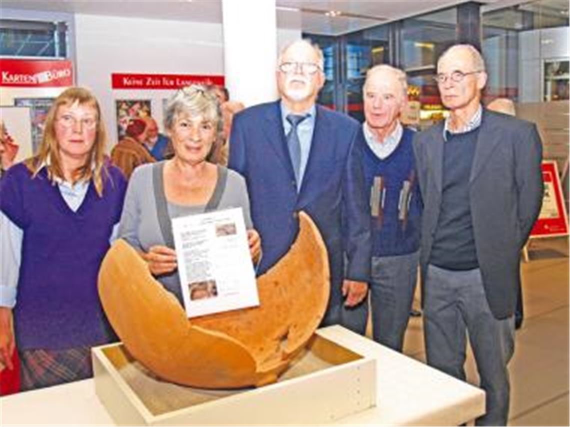 Ehrenamtliche Spurensucher (v. li.): Edelgard Gressert-Seidel, Sonngard Bodner, Ulrich Kramer, Erwin Bronn und Wolfgang Rieger vom Historisch-Archäologischen Verein Mühlacker gehen in ihrer Freizeit der römischen Vergangenheit Mühlackers auf den Grund. 
Foto: Filitz