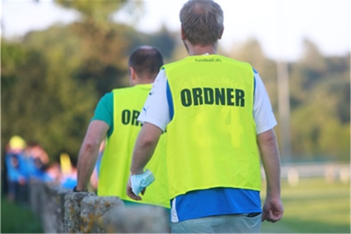 Ehrenamtliche sorgen am Spielfeldrand für die Einhaltung der Corona-Regeln. Archivfoto: lh