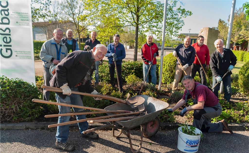 Ehrenamtliches Engagement in Diefenbach: Helfer aus der Bürgerschaft pflegen die Außenanlagen der Gießbachhalle. Foto: Fotomoment