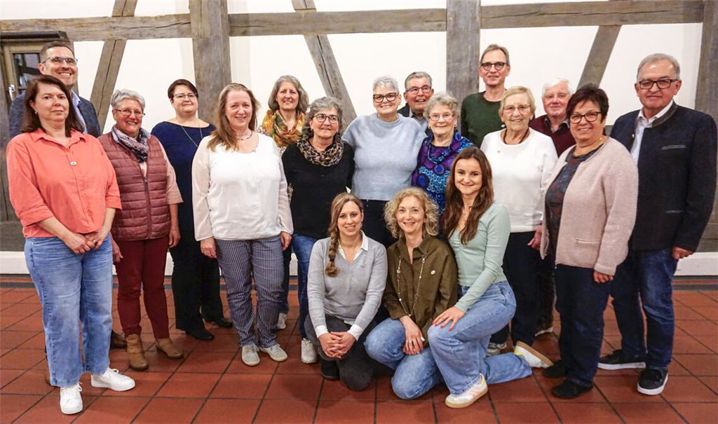 Ehrenvorsitzender Ernst Metzler (re.) und der wiedergewählte Erste Vorsitzende Stefan Mast (li.) freuen sich über die große Zahl der geehrten Sängerinnen und Sängern. Foto: privat