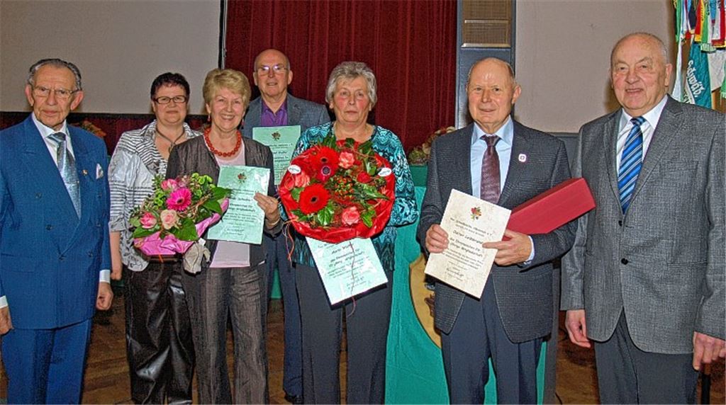 Ehrenvorsitzender Ingo Daur (li.), die stellvertretende Vorsitzende Elke Bub (2.v.li.) und Vorsitzender Hans Britsch (re.) ehren die langjährigen Mitglieder Gerdi Schwörer, Manfred Walter, Maria Walter und Dieter Leibbrand. Foto: Filitz