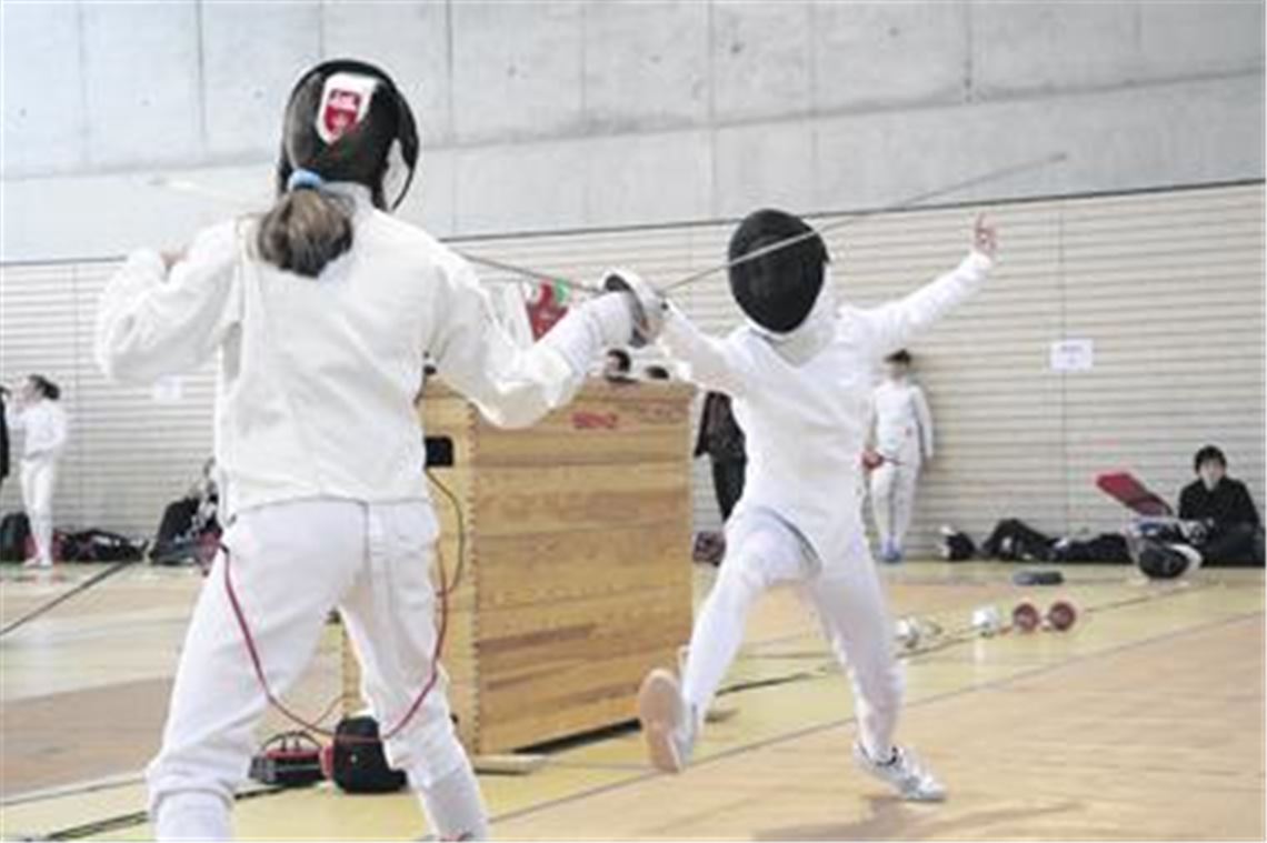 Ehrgeizig und angriffslustig: Degen-Talent Karina Mantai (re.) vom SV Illingen. Foto: Eigner