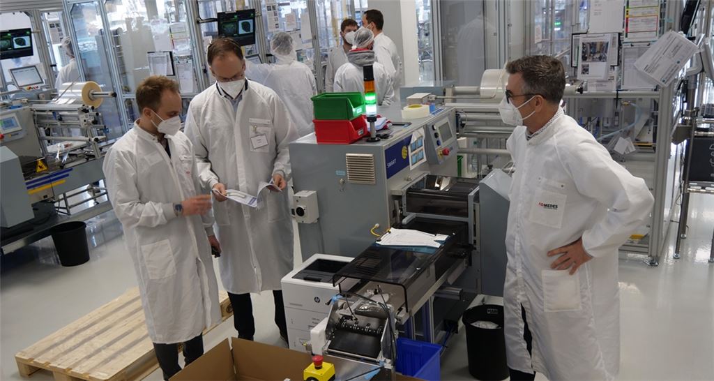 Ehrgeiziges Projekt in kürzester Zeit umgesetzt: Chris Bräuner, Daniel Fies und Dirk Heining (vorne, von li.) sorgen dafür, dass die Produktion der FFP2-Masken reibungslos läuft.Friedrich