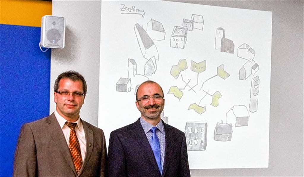 Ehrgeiziges Vorhaben von überregionaler Bedeutung: Naturpark-Vorsitzender Andreas Felchle (li.) und Geschäftsführer Dietmar Gretter vor einem ersten Entwurf für den Skulpturenpark am Eppinger Linienweg, der sich über sieben Stationen von Ötisheim über Maulbronn und Diefenbach bis nach Eppingen erstrecken soll.