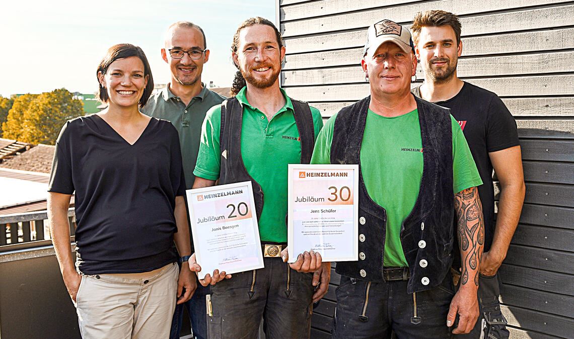 Heinzelmann dankt Betriebsjubilaren Ehrung bei Heinzelmann (v. li.): Prokuristin Daniela Fleig, Geschäftsführer Matthias Fleig, die Betriebsjubilare Janis Baesgen und Jens Schüfer und Moritz Himbert, Betriebsleiter der ZimmereiFoto: privat