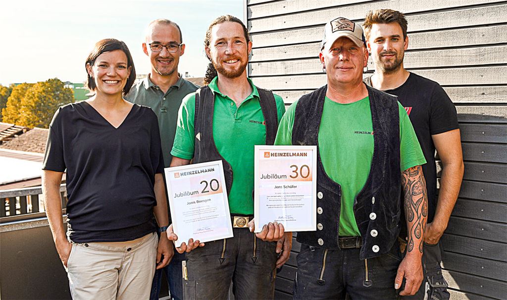 Ehrung bei Heinzelmann (v. li.): Prokuristin Daniela Fleig, Geschäftsführer Matthias Fleig, die Betriebsjubilare Janis Baesgen und Jens Schüfer und Moritz Himbert, Betriebsleiter der ZimmereiFoto: privat