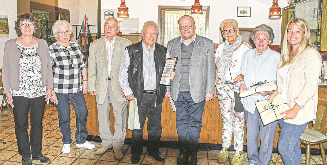 Ehrung der Jubilare (v. li.) bei den Naturfreunden Enzberg: Vorsitzende Regina Bauer mit Monika Ritter, Hans Augenstein und Walter Fischer, dem Vertreter des Landesverbandes Michael Kober sowie Heidrun Friedmann, Ilse Kolb und Aline Rössler. Fotos: privat