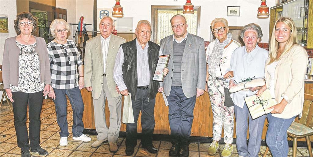 Ehrung der Jubilare (v. li.) bei den Naturfreunden Enzberg: Vorsitzende Regina Bauer mit Monika Ritter, Hans Augenstein und Walter Fischer, dem Vertreter des Landesverbandes Michael Kober sowie Heidrun Friedmann, Ilse Kolb und Aline Rössler. Fotos: privat