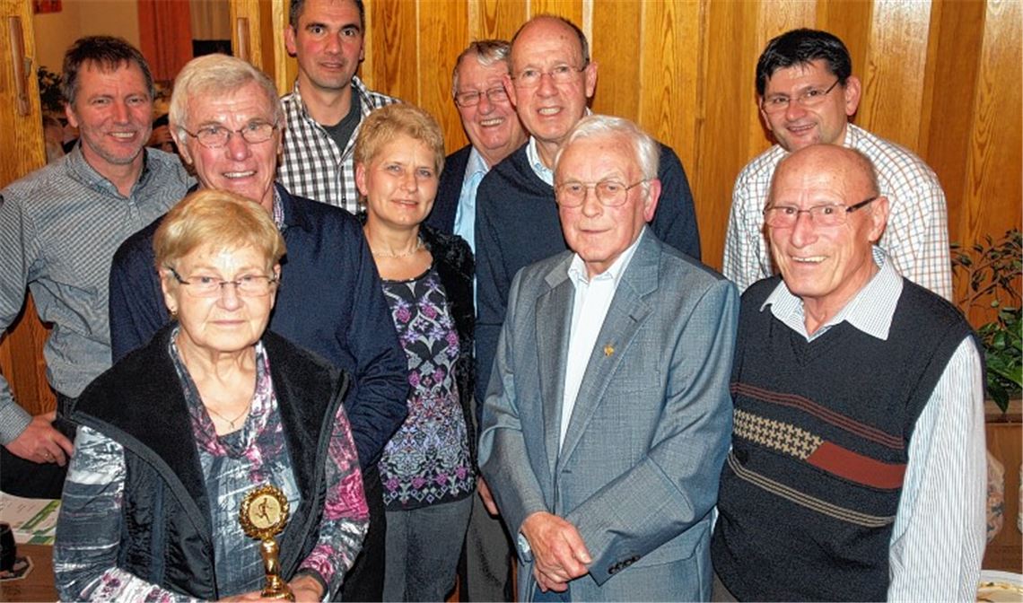 Ehrung des TSV Maulbronn: Die Prüfer Günter Schempf, Achim Strobel, Hugo Killer (v.re.) und Siegfried Strobel (5.v.re.) zeichnen die Athleten aus, die sich in Sachen Sportabzeichen wieder einmal bewährt haben.