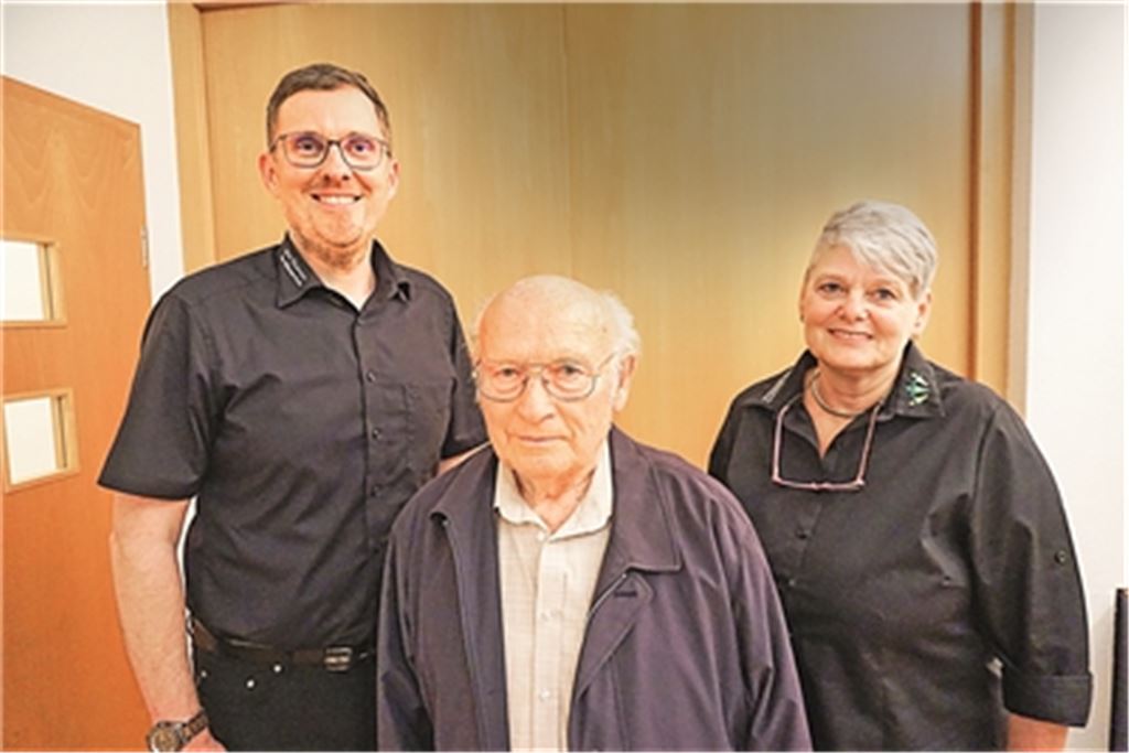 Ehrung für 75 Jahre aktives Singen: Peter Reiter aus dem 1. Bass des MGV-Männerchors zwischen Erstem Vorstand Stefan Mast und der Vize-Vorsitzenden Heike Schneider. Foto: privat