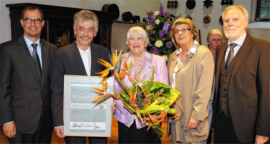 Ehrung für Erika Gerlach (Mitte): Neben OB Frank Schneider (li.) gratulieren die Vorstandsmitglieder der Bürgerstiftung, Wolf-Dieter Fuchslocher (re.), Ulf van Luijk und Ursula Schaier.