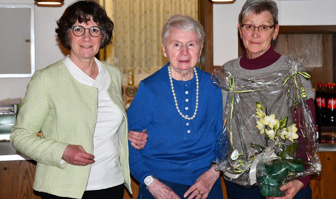 Ehrung für Hedwig Burkhardt, die den Naturfreunden seit 70 Jahren angehört. Foto: privat
