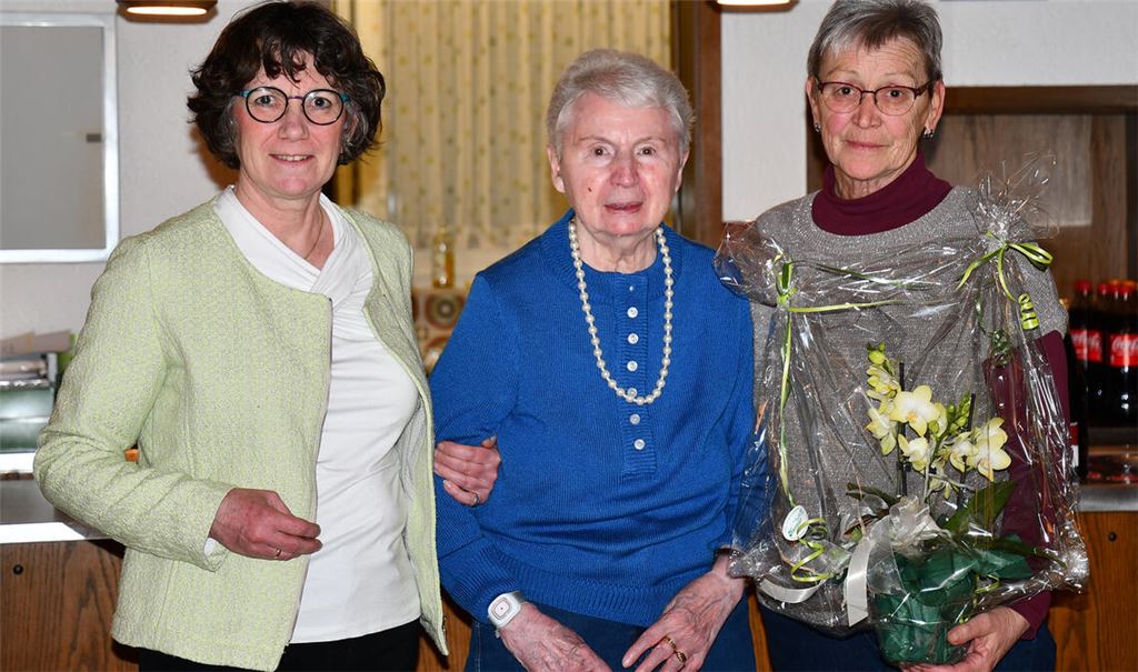 Ehrung für Hedwig Burkhardt, die den Naturfreunden seit 70 Jahren angehört. Foto: privat