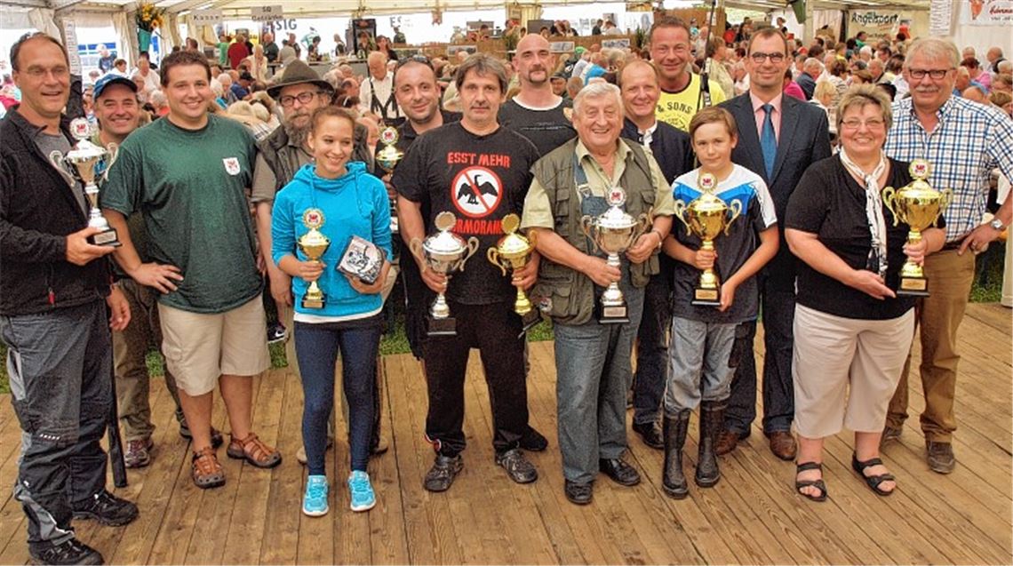 Ehrung für erfolgreiche Hegefischer: SFV-Vorsitzender Tobias Kärcher (3.v. li.), OB Frank Schneider (3. v. re.) , Bürgermeister Winfried Abicht (6. v. re.) und der Ehrenvorsitzenden Wolfgang Schreiber (re.) gratulieren den Gewinnern.
