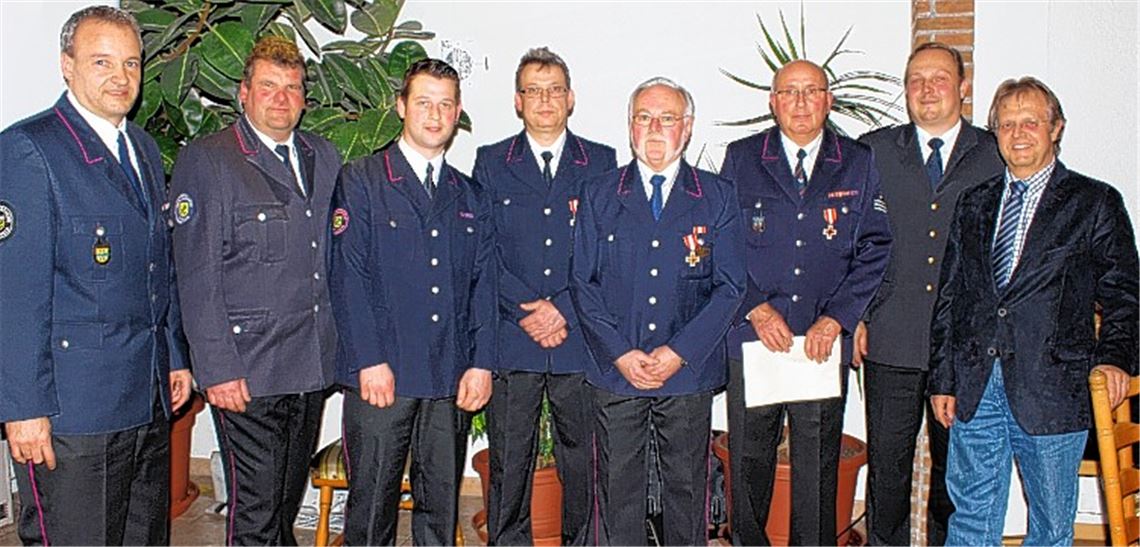 Ehrung für insgesamt 115 Jahre Feuerwehrdienst: Andreas Ott (4.v.li.) wird für 25 Jahre, Günter Claus (4.v.re.) für 40 Jahre und Ehrenkommandant Heinz Kuhn (3.v.re.) für 50 Jahre aktiven Feuerwehrdienst ausgezeichnet. Darüber freuen sich (v.re.) Bürgermeister Werner Henle, Kreisbrandmeister Christian Spielvogel, der stellvertretende Kommandant Benjamin Kolb, Feuerwehrkommandant Jochen Hörnle und der stellvertretende Verbandsvorsitzende Frank Oelschläger.Foto: Huber