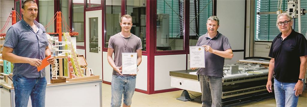 Ehrung in Corona-bedingt kleinerem Rahmen: Firmenchef Dietmar Schäfer (v.li.), Richard Neuss, Modellbaumeister Lothar Wilser und Jürgen Ahrens, stellvertretender Obermeister. Foto: privat