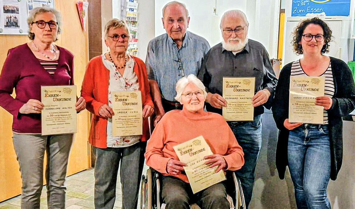 Ehrung langjähriger Mitglieder (v.li.): Hannelore Walter, Ursula Jung, Lisa Merkle (dahinter Ehrensänger Hans Merkle), Reinhard Kastner und Sarah Frommer.Foto: privat