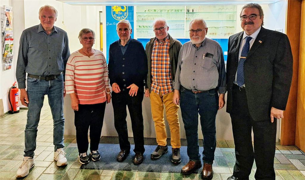 Ehrung treuer Mitglieder: Karl Schlegel (50 Jahre, v.li.), Ursula Jung (40 Jahre), Siegfried Straub (50 Jahre), Paul Vallon (50 Jahre), Reinhard Kastner (30 Jahre, 20 Jahre Vorsitzender) und der Vizepräsident des Chorverbandes Nordschwarzwald, Peter Heinke. Foto: privat