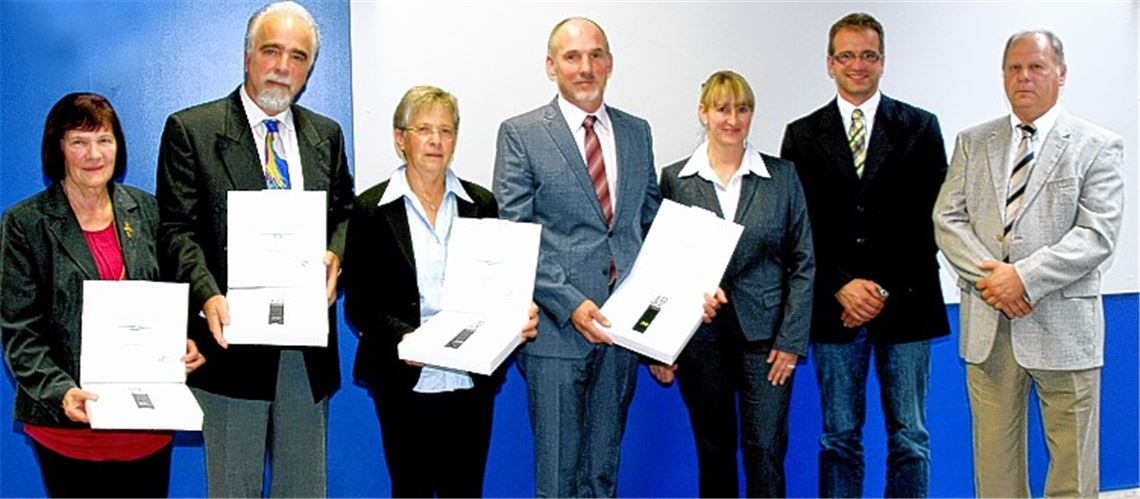 Ehrung und Verabschiedung von Gemeinderäten in Sternenfels: Ingrid Daferner (v.li.), Joachim Herdtweck, Inge Häußermann, Klaus Riekert, Bürgermeisterin Sigrid Hornauer sowie Michael Hildwein und Karl-Heinz Bidlingmaier.