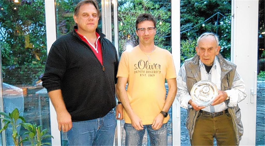 Ehrung und Weichenstellungen für die Zukunft: Der Vorsitzende des Boxrings Ötisheim, Jörg Fichtner (Mitte), zeichnet den langjährigen Trainer Gerhard Eichert (re.) aus, in dessen Fußstapfen unter anderem Tom Engel (li.) tritt, der zudem neuer Jugendwart ist. 