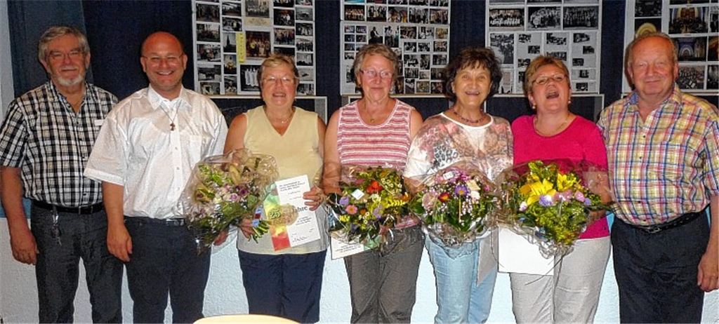 Ehrung (v. li.): Dirigent Heinz Storn, Dekan Claus Schmidt, Gisela Oser, Roswitha Harbich, Marlies Springhardt, Christine Küpper und Kirchenchor-Vorstand Bernhard Doll. Foto: privat