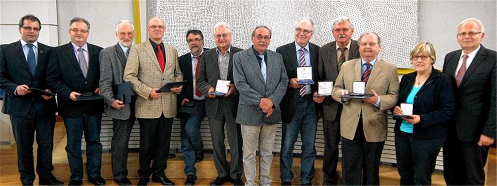 Ehrung verdienter Kreisräte (v. li.): Andreas Felchle, Joachim Gerlich, Hans-Peter Huber, Willi Rutschmann und Hans Vester (alle 20 Jahre, Nadel in Bronze des Landkreistags), Reiner Herrmann, Rolf Leo, Wolfgang Oechsle Karlheinz Schühle (alle 25 Jahre, Frick-Medaille des Enzkreises), Gerhard Gindele und Christa Pfisterer (alle 30 Jahre, Nadel in Silber des Landkreistags) mit Landrat Karl Röckinger. Es fehlen Jochen Protzer (20) und Karlheinz Oehler (25 Jahre).