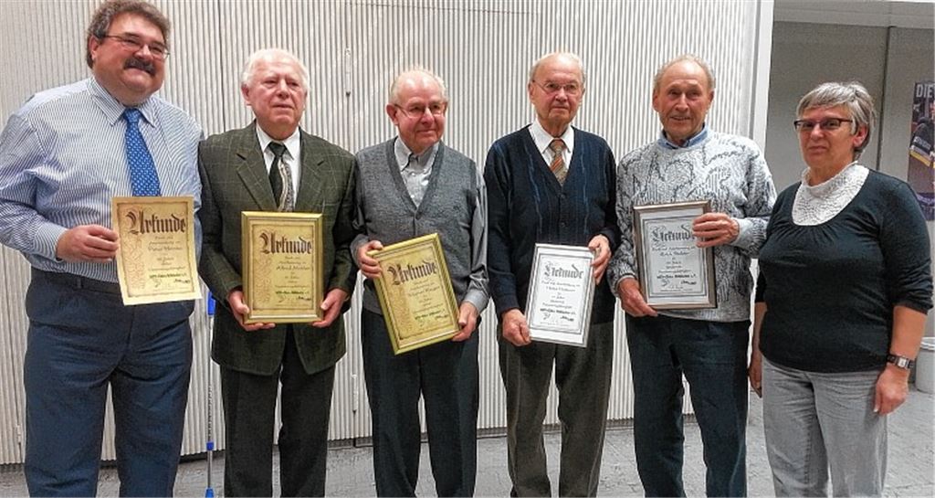 Ehrungen bei den MGV-Chören Mühlacker (v. li.): Vorsitzender Peter Heinke mit Alfred Mahler, Werner Rieger, Heinz Hammer, Erich Stelzer und Jutta Migulla.