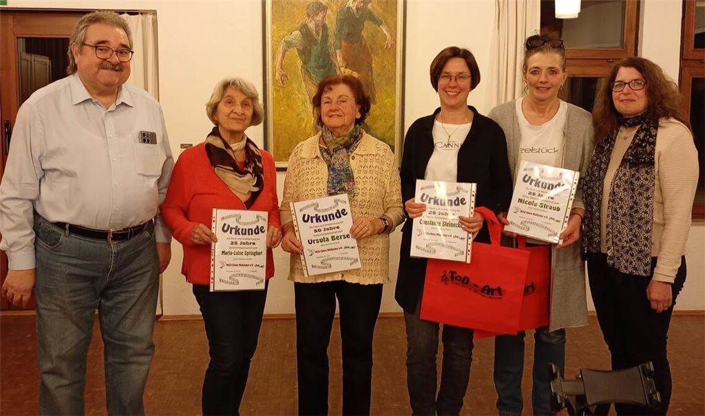 Ehrungen bei den MGV-Chören (v. li.): der Vorsitzende Peter Heinke mit Maria-Luise Springhart, Ursula Berse, Constanze Steinecke, Nicole Straub und Silvia Falk. Foto: privat