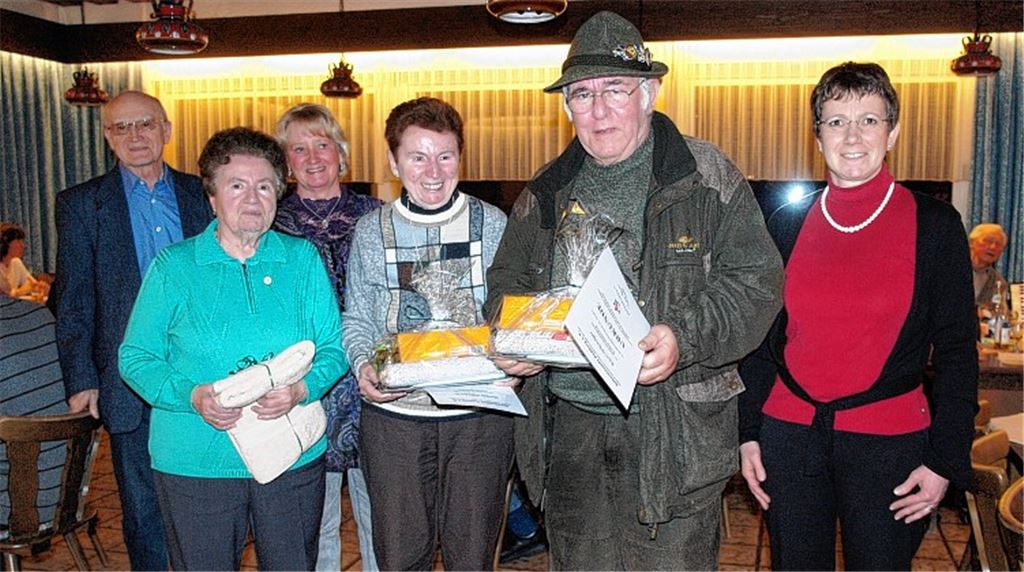 Ehrungen bei den Naturfreunden Enzberg: Regina Bauer (re.) und Hans Huber (li.) zeichnen Kurt Schwager, Hedi Burkhardt, Ursula Kling und Berta Kraus (v. re.) aus.