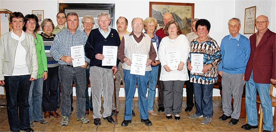Ehrungen bei den Naturfreunden Enzberg (v. li.): Vorsitzende Regina Bauer, Katja Langenstein, Anneliese Pleick, Alexander Huber, Gerhard Scheider, Anny Fetzer, Rolf Gayde, Michael Huber, Erich Burkhardt, Krimhild Enchelmaier, Siegfried Fetzer, Angelika Fegert, Hartmut Fegert, Gisela Fischer, Werner Leibbrand und Kassierer Hans Huber. Foto: Mummert