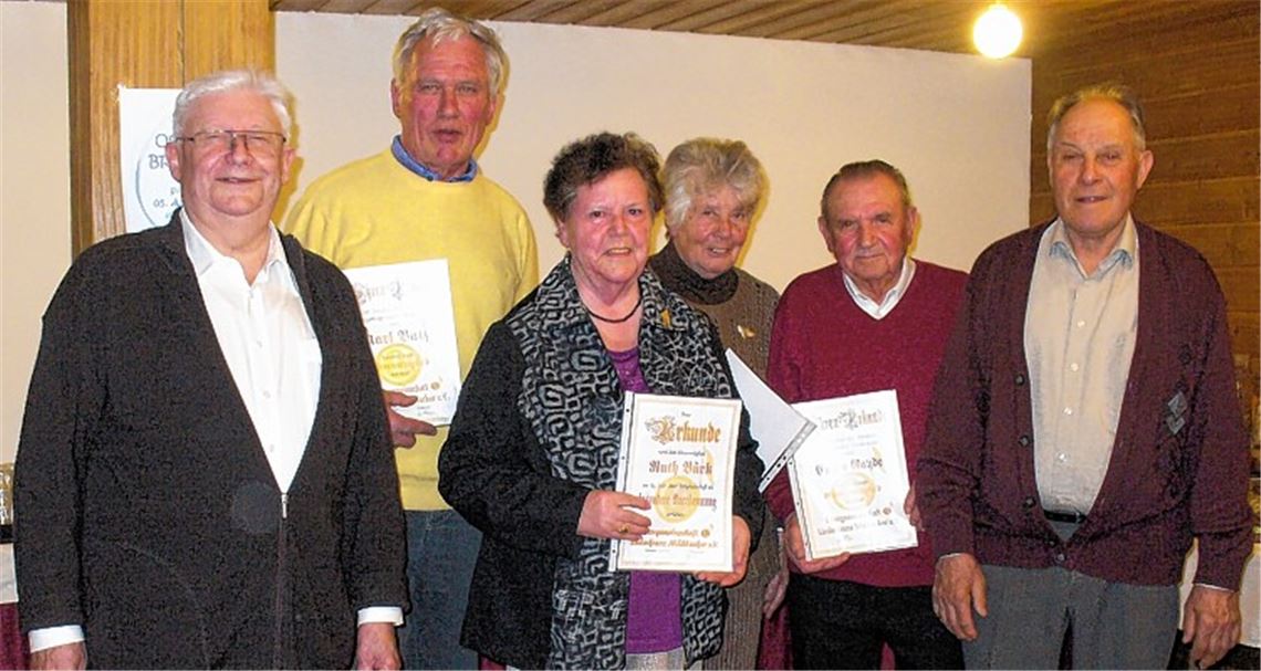 Ehrungen bei der Chorgemeinschaft Liederkranz (v.li.): der Vorsitzende Gerhard Hunn mit Karl Batz, Ruth Bürk, Renate Schulze, Eugen Gayde und dem zweiten Vorsitzenden Werner Hunn.