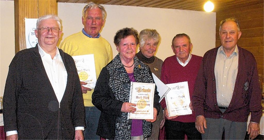 Ehrungen bei der Chorgemeinschaft Liederkranz (v.li.): der Vorsitzende Gerhard Hunn mit Karl Batz, Ruth Bürk, Renate Schulze, Eugen Gayde und dem zweiten Vorsitzenden Werner Hunn.