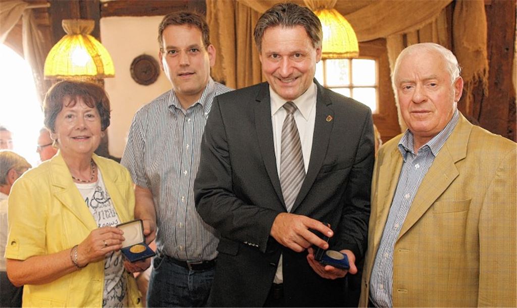 Ehrungen bei der FDP: die Funktionäre Rülke (2. v. re.) und Schweickert (2. v. li.) mit Margot Funk und Horst Teschke.