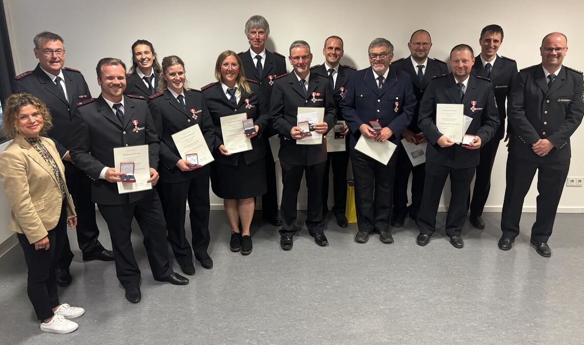 Ehrungen bei der Feuerwehr Knittlingen. Links die Bürgermeister-Stellvertreterin Patrizia Lopez, daneben der Vize des Kreisverbands, Michael Gutjahr, Zweiter von rechts der Gesamtkommandant Markus Dietz und ganz rechts Kreisbrandmeister Carsten Sorg. Fotos: Haller