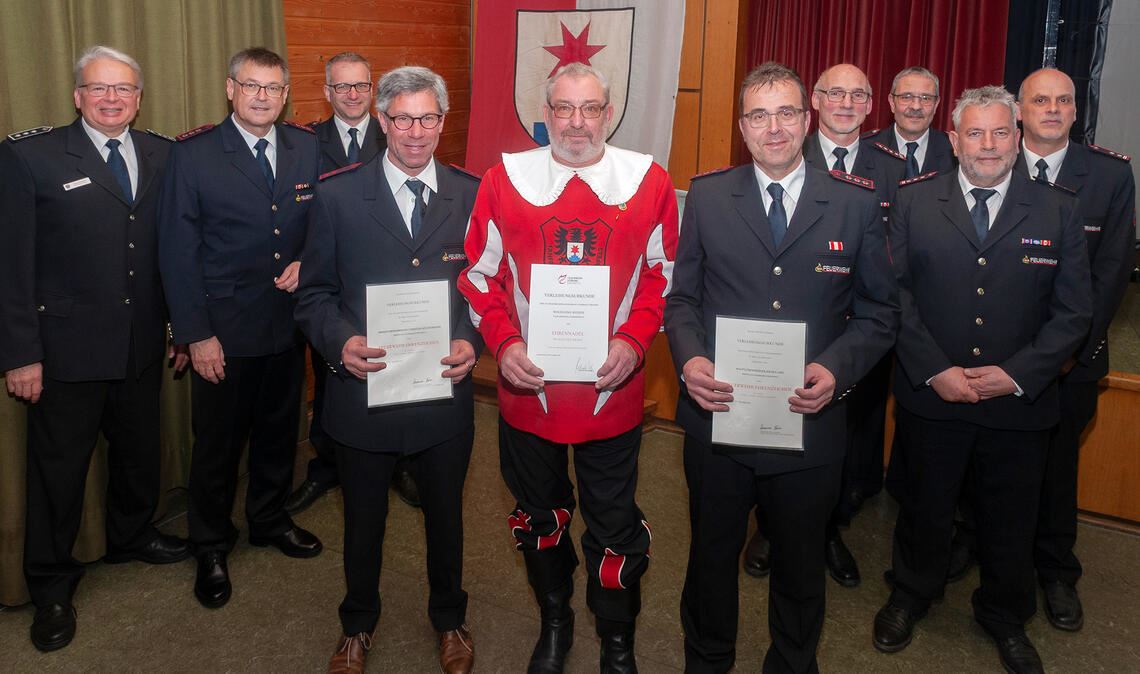 Ehrungen bei der Feuerwehr Sternenfels: Christian Häußermann, Wolfgang Weindl und Jochen Abel (vorne v.li.), Michael Szobries, Michael Gutjahr, Michael Hildwein, Klaus Riekert, Michael Kautz, Günter Steinle und Marcus Härter (hinten v. li.). Foto: Fotomoment