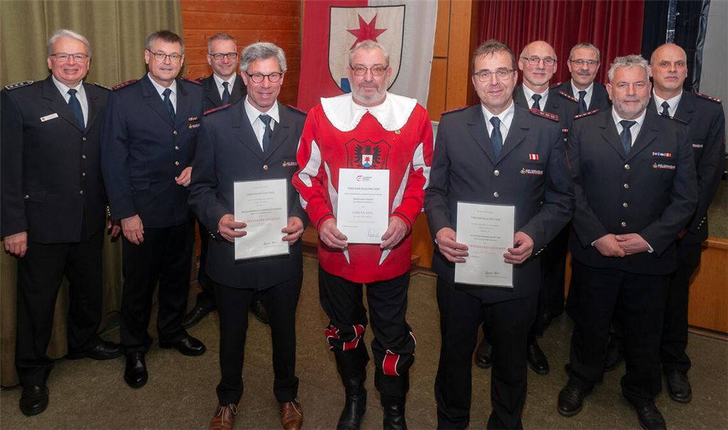 Ehrungen bei der Feuerwehr Sternenfels: Christian Häußermann, Wolfgang Weindl und Jochen Abel (vorne v.li.), Michael Szobries, Michael Gutjahr, Michael Hildwein, Klaus Riekert, Michael Kautz, Günter Steinle und Marcus Härter (hinten v. li.). Foto: Fotomoment