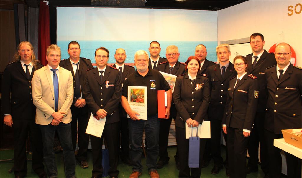 Ehrungen bei der Feuerwehr Wiernsheim (v. li.): Der im Zuge der Versammlung ausgeschiedene Kommandant Ralph Küppers, Bürgermeister Matthias Enz und der stellvertretende Kommandant Stefan Fechner ehren Jürgen Klinzmann, Jens Binder, Helmut Härtter, Michael Bethäuser, Ralf Jäger, Melanie Maisch, Tobias Feucht und Heiko Kusterer und verabschieden Kassierer Kevin Gille (2. v. re.). Rechts Kreisbrandmeister Carsten Sorg und neben ihm Julia Ludwig, die Vertreterin des Kreisfeuerwehrverbands. Fotos: Prokoph