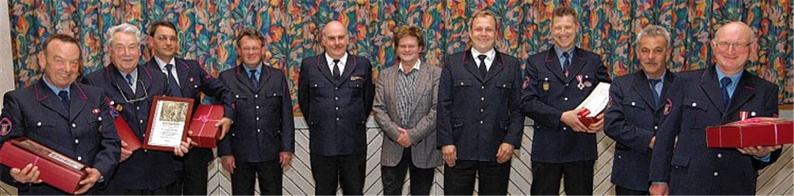 Ehrungen bei der Feuerwehr Wiernsheim (v. li.): Siegfried Beuchle, Karl Jäger, Roland Falz, Kommandant Roland Baral, Verbandsvorsitzender Martin Rühle, Bürgermeister Karlheinz Oehler, Kreisbrandmeister Christian Spielvogel, Jörg Weigmann, Pablo Cascajosa und Willi Bachmann.